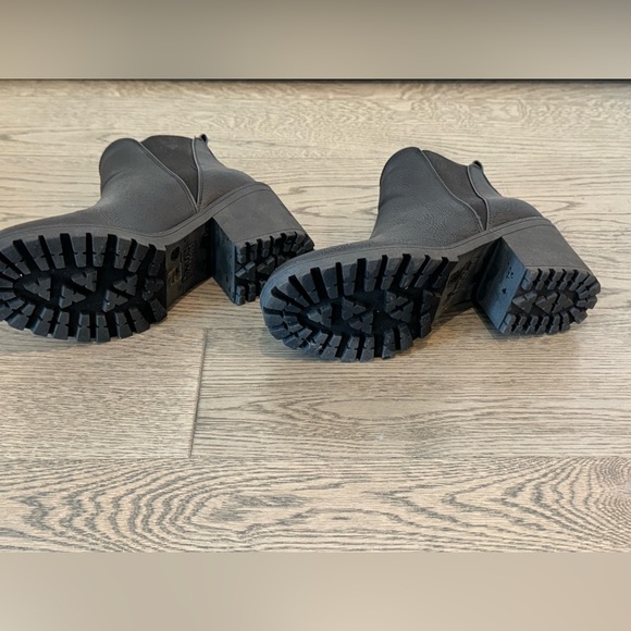 Dirty laundry barely worn size 6.5 Lisbon boot - Picture 3 of 5